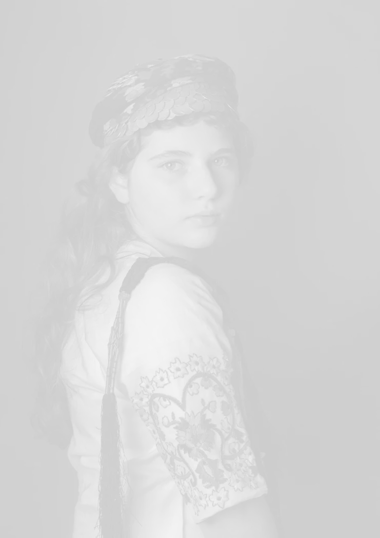 Φωτογραφική αναπαράσταση του έργου «Κορίτσι από τα Μέγαρα» του Νικόλαου Γύζη