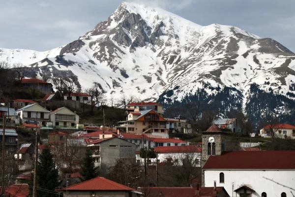  Ρουμελιώτικο Πάσχα στο Καρπενήσι με φόντο το Βελούχι