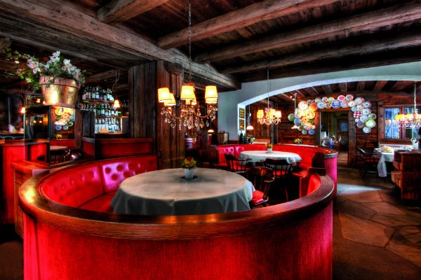  Ραντεβού για Martini στο ωραίο μπαρ του ξενοδοχείου «La Perla» στην Corvana.