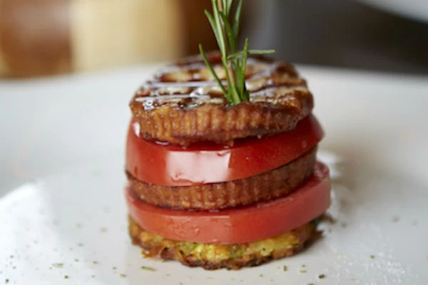  Ένα νέο πιάτο του «Le Grand Chalet» της Αγόριανης: καπνιστή φορμαέλα με ντομάτα σε βάση από κρέπα λαχανικών.