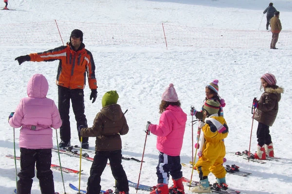  Ακόμη και στο πλαίσιο μιας μονοήμερης εκδρομής, το Μαίναλο είναι ιδανικό για να κάνουν τα μικρά σας τα πρώτα τους βήματα στο σκι.