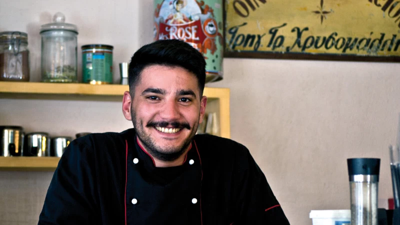  Ο νεαρός σεφ του «Οινοπαντοπωλείου 
Χρυσομάλλη» Λεωνίδας Κυριακόπουλος. 