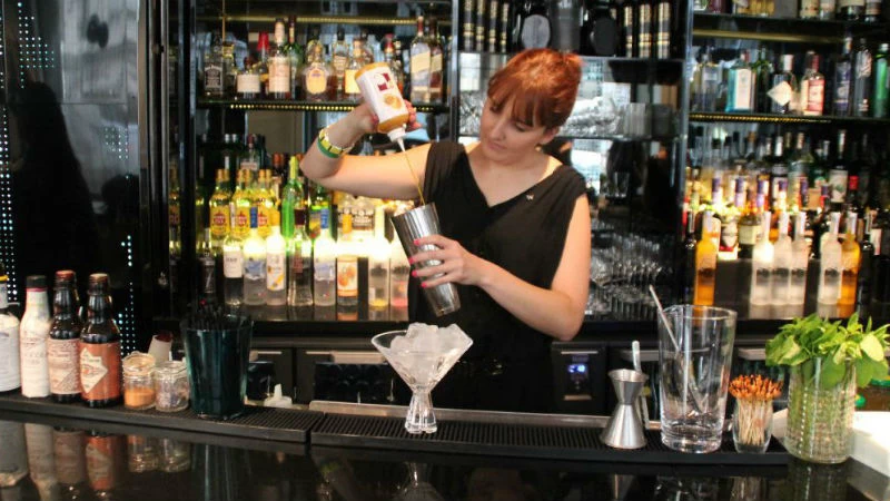 Η Aurélie Panhelleux στο pop-up event του «The Trap» που έχει τα αρώματα του Chivas Extra