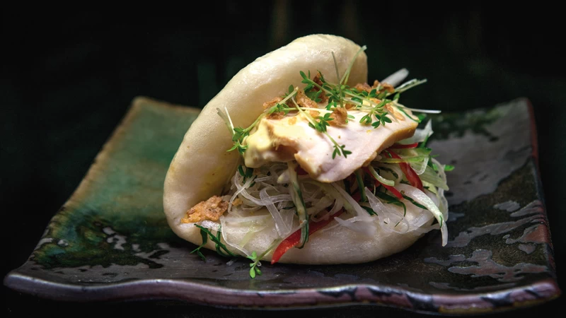 Τα ασιατικά ψωμάκια bao, όπως αυτό του «Oozora», δένουν streetfood και fine dining 