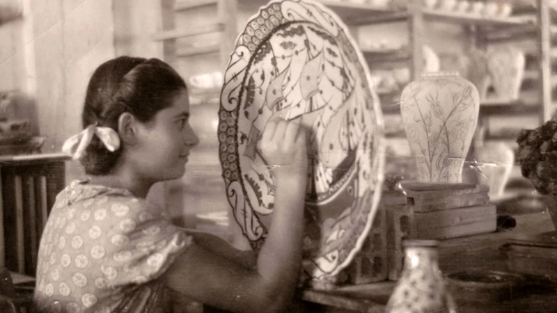  Η Ελένη Κουτούνη χρωματίζει ένα μεγάλο πιάτο (υπογραφή ΙΚΑΡΟΣ ΡΟΔΟΣ - μέσα δεκαετίας 1950).
