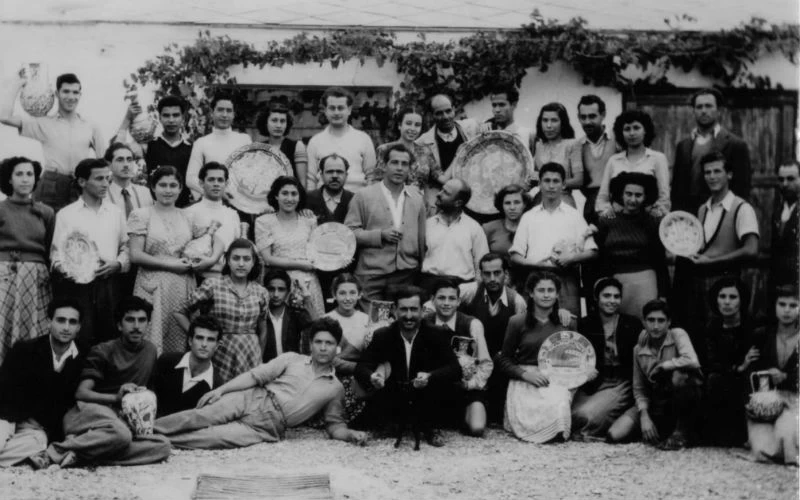  Εργαζόμενοι μπροστά από το εργοστάσιο του ΙΚΑΡΟΥ το 1949.