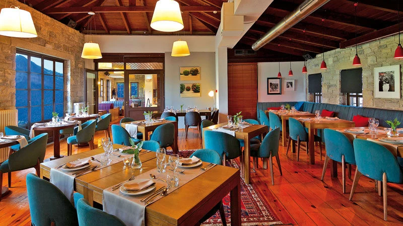  Γεμάτη φως και χρώμα η αίθουσα του εστιατορίου «Salvia».