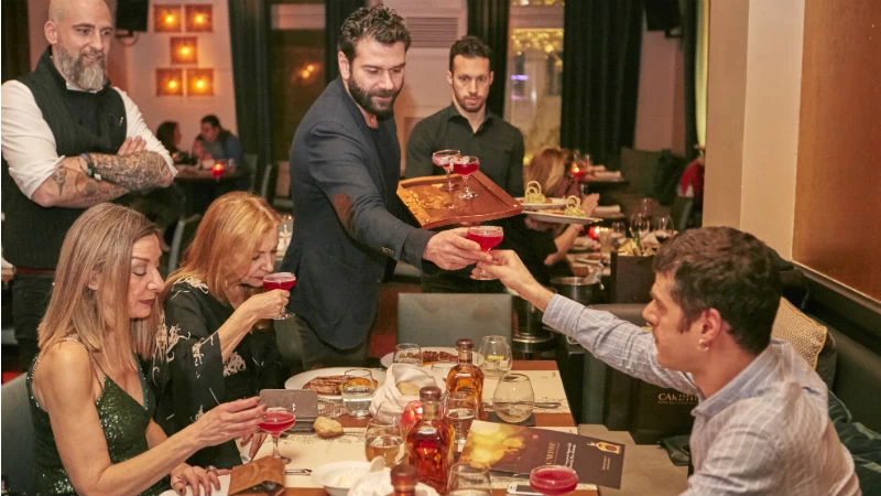 Ο Τάσος Ιορδανίδης σερβίροντας τους καλεσμένους του...