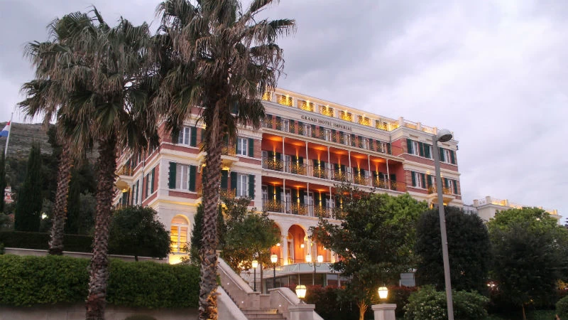  Το γοητευτικό κτίριο του εμβληματικού ξενοδοχείου «Hilton Imperial» 
