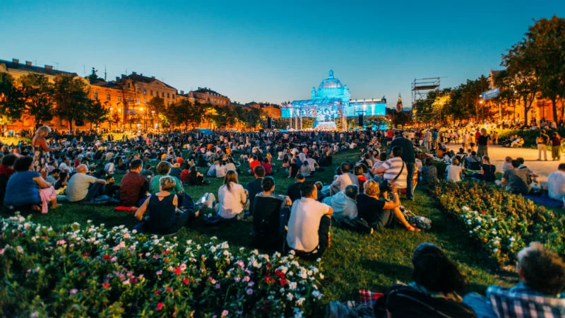  Στην πλατεία Tomislava δεν λείπουν τα καλοκαιρινά open air events πάνω στο γρασίδι