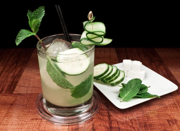 Κοκτέιλ στυλ mojito με αγγούρι, χωρίς αλκοόλ