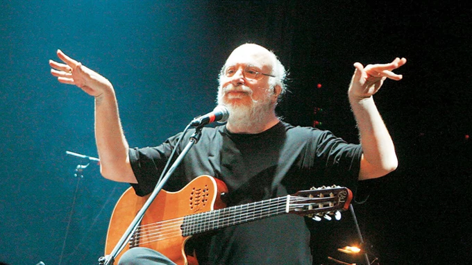 Ο Σαββόπουλος παίζει στα παιδιά