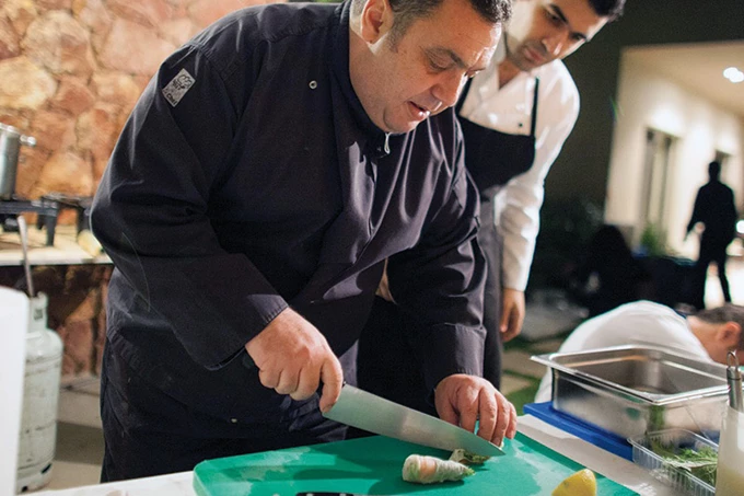 Πήγαμε στο Jackie O’ Beach Restaurant στη Mύκονο και βρήκαμε τον Χριστόφορο Πέσκια στα καλύτερά του