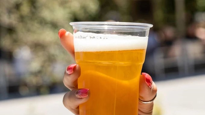 Ο πρώτος αυτόματος πωλητής μπίρας αφρίζει στο Θησείο