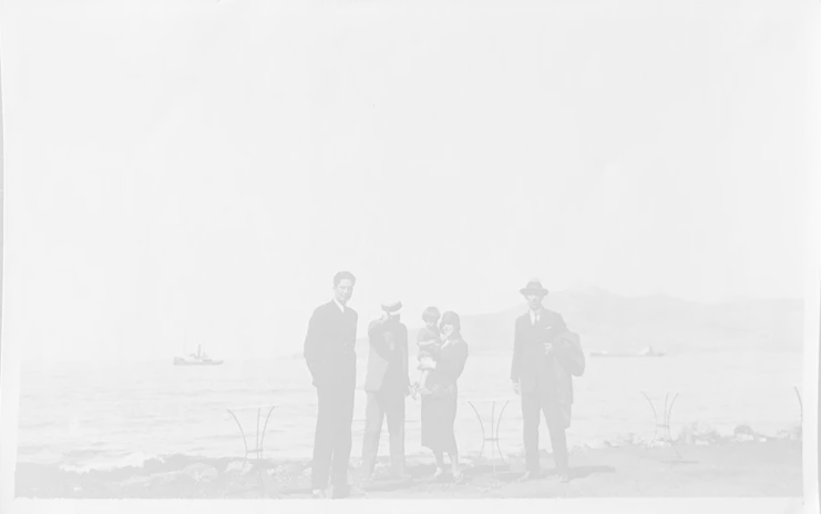 Συντροφιά στην παραλία της Ελευσίνας, Μάιος 1924, Συλλογή Γιώργου Παυλόπουλου