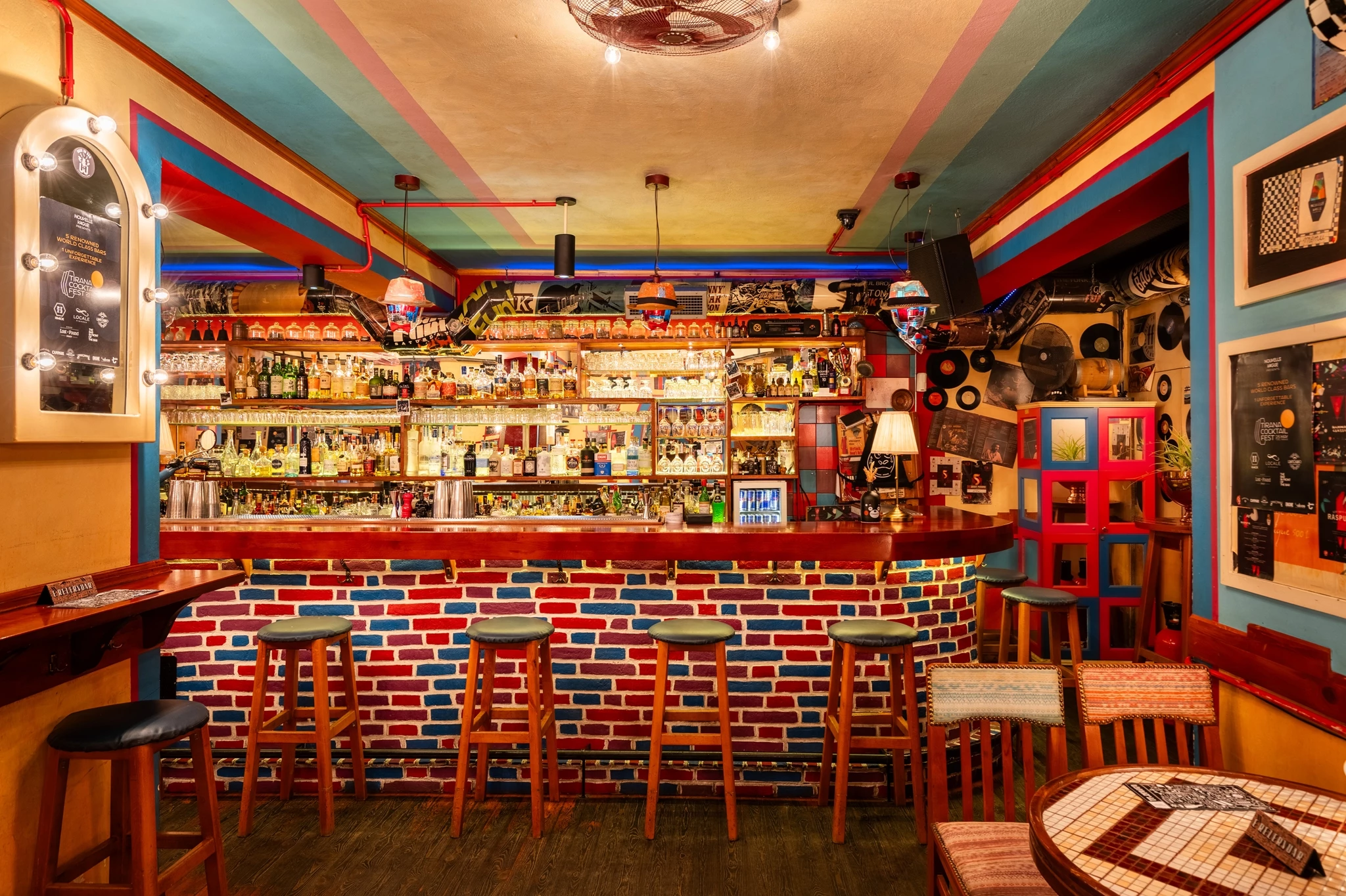 'Nouvelle Vague': Πώς ένα μπαρ από τα Τίρανα βρέθηκε στα 50 καλύτερα του πλανήτη