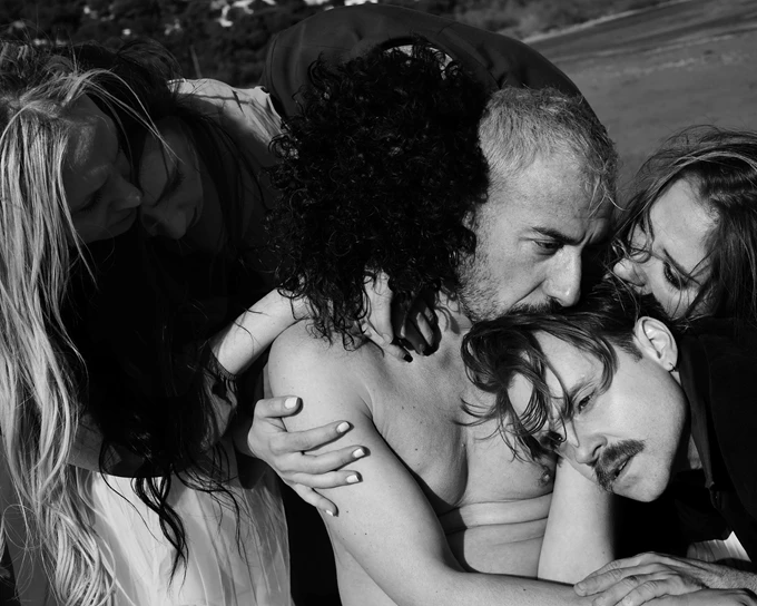 Τα κύματα, σκηνοθ. Ένκε Φεζολάρι