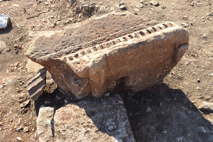 Επιστύλιο στη νότια πάροδο του θεάτρου | Υπουργείο Πολιτισμού: Εντοπισμός και η συστηματική ανασκαφή Αρχαίο Θέατρο Λευκάδας