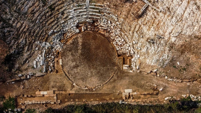 Η σκηνή, οι ράμπες, οι πάροδοι, η ορχήστρα και το κατώτερο τμήμα του κοίλου | Υπουργείο Πολιτισμού: Εντοπισμός και η συστηματική ανασκαφή Αρχαίο Θέατρο Λευκάδας