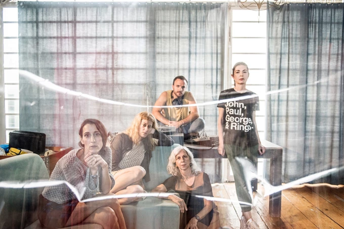 Η ζωή μιας γυναίκας, ο καθρέφτης της Ιστορίας