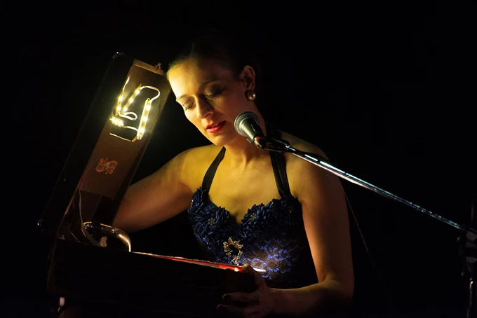 MANOLIS / καρδιά σε τέσσερις χορδές