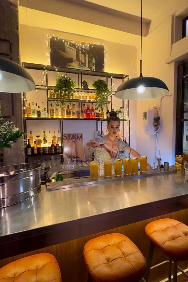 Το ταϊλανδέζικο μπαρ εστιατόριο Groovy Mango στο Νέο Κόσμο 1