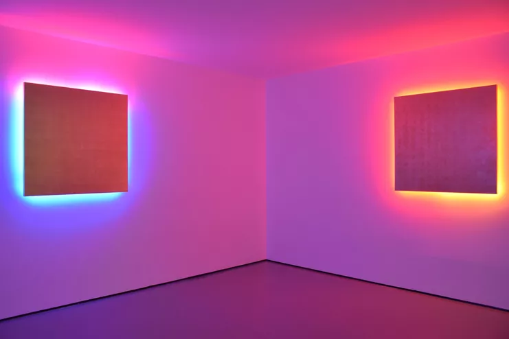 Στήβεν Αντωνάκος, "Remembrance", 1987-1989 (απόσπασμα) Χωρίς τίτλο (για τον αδελφό μου Πήτερ), 1987. Νέον, φύλλο χρυσού επάνω σε ξύλο 91,44 x 91,44 x 10,16 εκ. Χωρίς τίτλο (για την αδελφή μου Κανέλλα), 1989. Νέον, φύλλο αλουμινίου επάνω σε ξύλο 91,44 x 91,44 x 10,16 εκ. Αγορά με χρηματοδότηση από το Ίδρυμα Ιωάννου Φ. Κωστοπούλου και μερική δωρεά του καλλιτέχνη, 2002, αρ. εισ. 163/02. Συλλογή Εθνικού Μουσείου Σύγχρονης Τέχνης (ΕΜΣΤ)