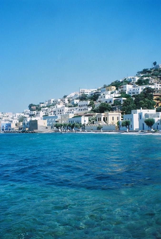 Perasma Διπλώνοντας τη Θάλασσα σε Φορέματα που Διαλύονται σαν Αλάτι