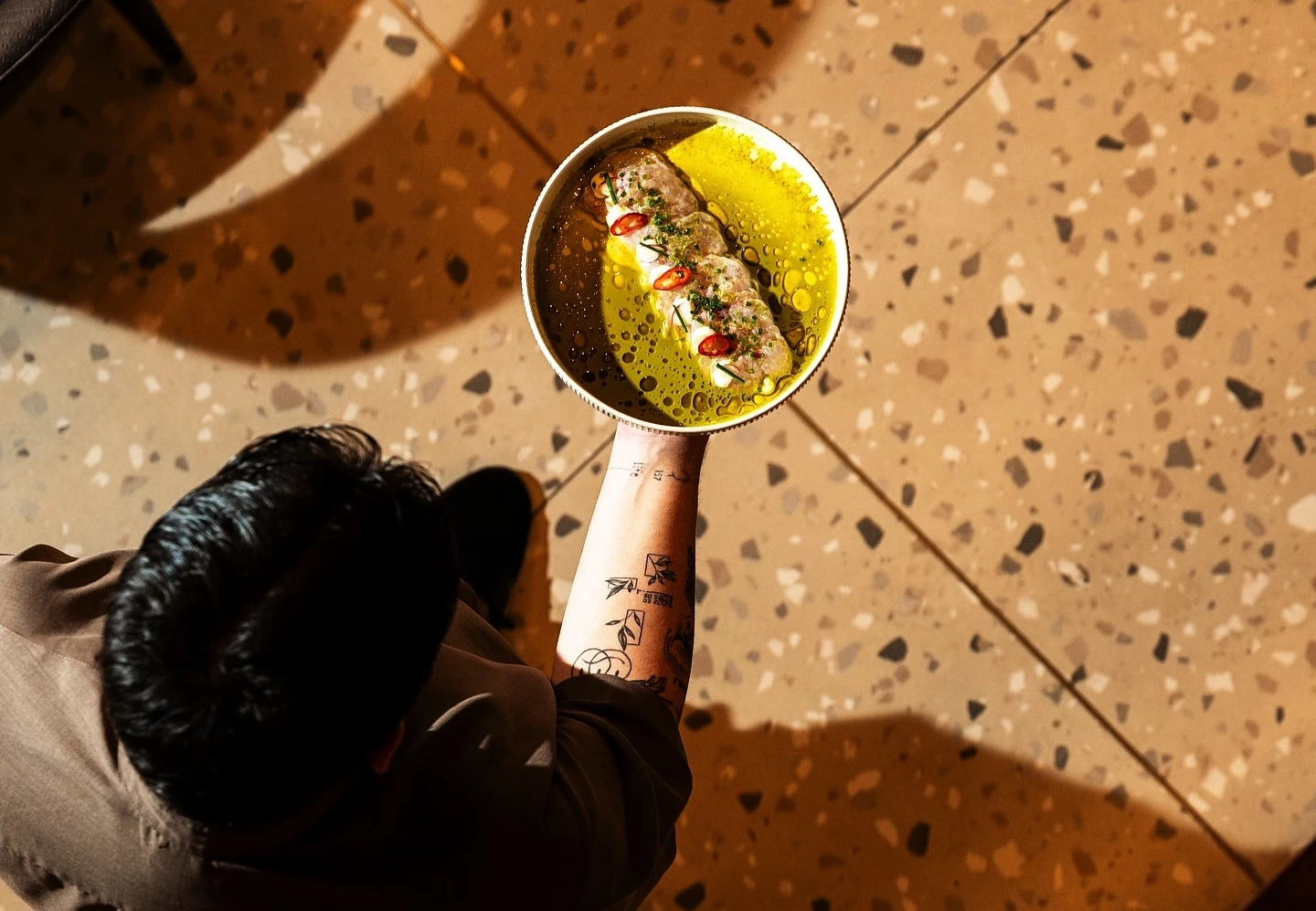 Στον Πειραιά, για ένα αυθεντικά κοσμοπολιτικο bar-restaurant