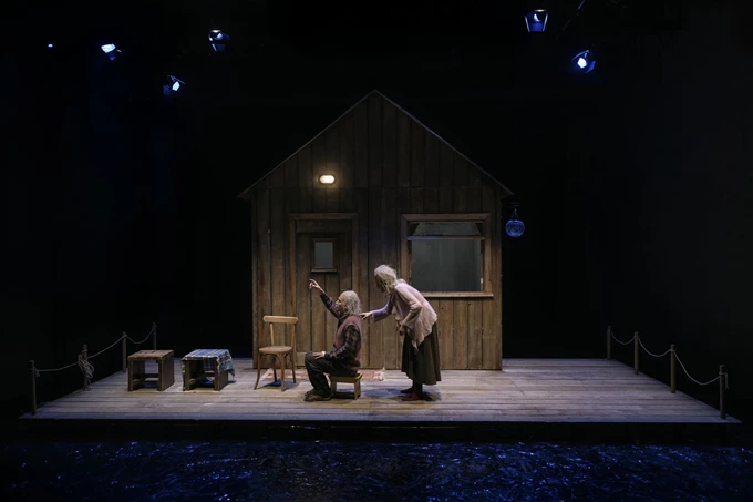 Οι Καρέκλες από Παπαδόπουλο-Διακοπαναγιώτου