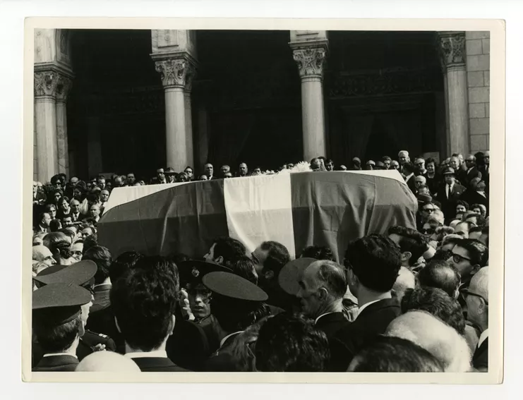 Στιγμιότυπο από την κηδεία του Γεωργίου Παπανδρέου στον Μητροπολιτικό Ναό Αθηνών, 3 Νοεμβρίου 1968. ΜΙΕΤ, Φωτογραφικό Αρχείο ΕΛΙΑ, Αρχείο Αμαλίας Φλέμινγκ