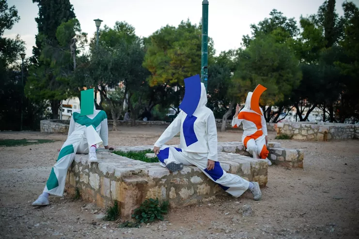 Χρυσάνθη Κουμιανάκη, &quot;Η σκηνή είναι άδεια&quot;, 2021, Εγκατάσταση και περφόρμανς κατόπιν ανάθεσης του ΝΕΟΝ για την ομαδική έκθεση Portals | Πύλη, Βουλή των Ελλήνων και ΝΕΟΝ. Εγκατάσταση στον Λόφο Κολωνού