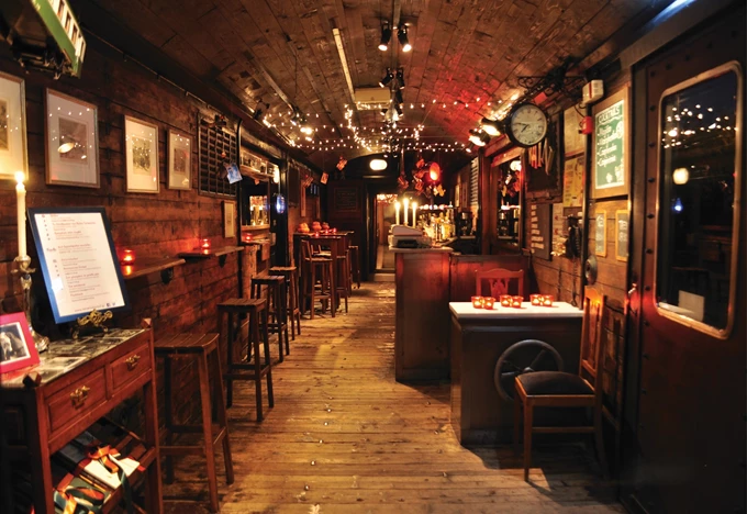 Τρένο στο Ρουφ Wagon Bar