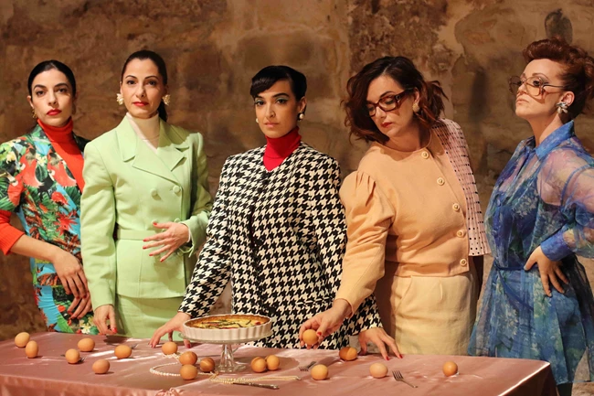 5 lesbians eating a quiche