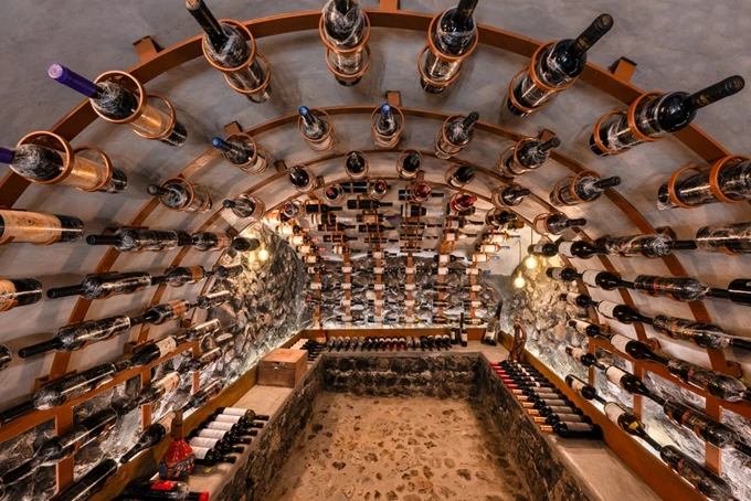Το κελάρι στο Rizes Gastro Taverna της Σαντορίνης 2