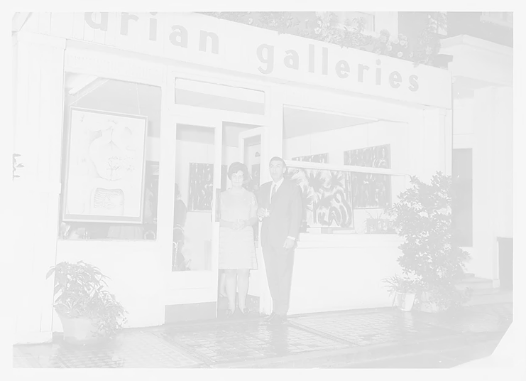 Η Ρίκα Πανά μαζί με τον σύζυγό της Μίλτο Παναγιωτόπουλο, στην ιδιωτική παρουσίαση της έκθεσής της, Drian Galleries., Λονδίνο, Τρίτη 19 Αυγούστου 1969.