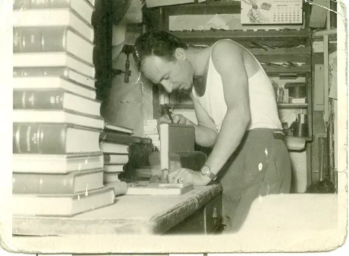 Από το ιστορικό βιβλιοδετείο Ψάλλη στη Νεάπολη. Αρχείο Δέσποινας Ψάλλη