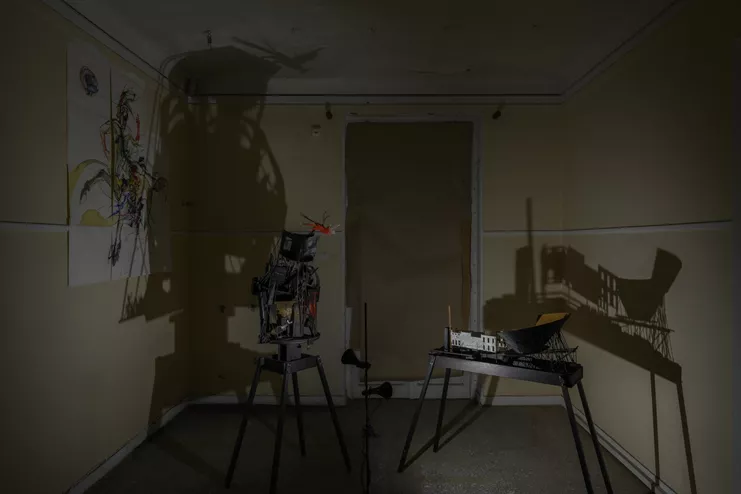 Απόστολος Φ. Βέττας, &quot;Ερείπια από Χαρτί και Ατελεύτητες Ιστορίες&quot; (2024), ακουαρέλα, χαρτόνια, χαρτόνι με αφρό πολυεστερίνης, κόλλα, ξύλο, διαστάσεις μεταβλητές