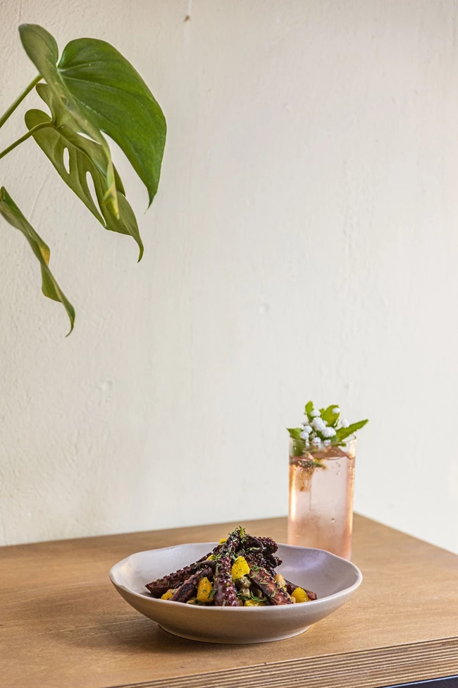 Το νέο μπαρ - εστιατόριο 34 Athens στην πλατεία Καρύτση 11