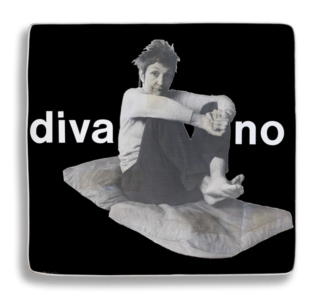 Diva-no, 1973, κολάζ σε μαξιλάρι καναπέ σε κουτί πλέξιγκλας