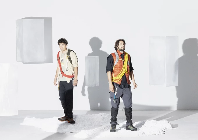 Γιάννης Νιάρρος και Κώστας Νικούλι στο Μια αχόρταγη σκιά Mariano Pensotti