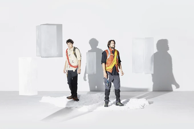 Γιάννης Νιάρρος και Κώστας Νικούλι στο Μια αχόρταγη σκιά Mariano Pensotti