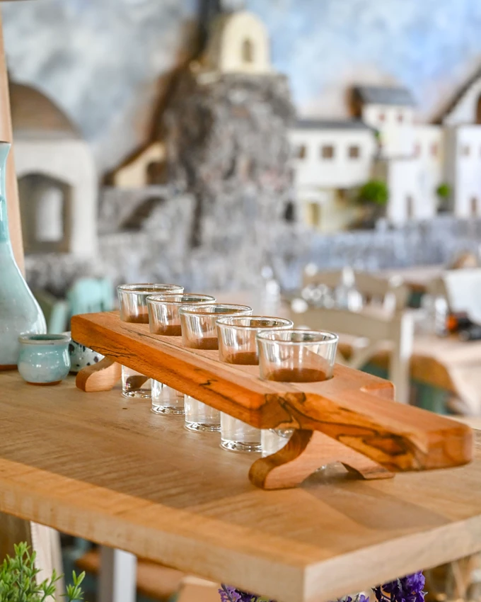 Οι 5 γύρες, το βολιώτικο τσιπουράδικο στην Αθήνα 4