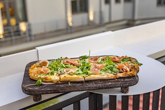 Το rooftop μπαρ Ostomachion στο Mosaikon της Κολοκοτρώνη 7