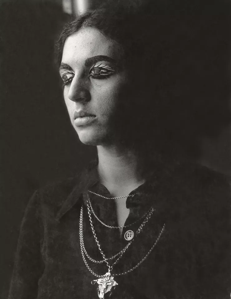 Λήδα Παπακωνσταντίνου, &quot;Κωφάλαλη&quot;, 1971. Φωτογραφία από την περφόρμανς. Maidstone College of Art, Μέιντστόουν, και δημόσιοι χώροι. Περφόρμερ: Λήδα Παπακωνσταντίνου. Ευγενική παραχώρηση της καλλιτέχνιδας