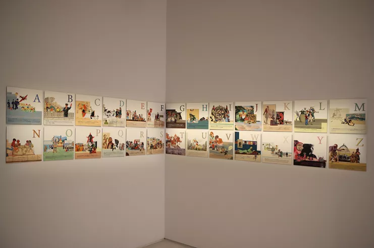 Daniela Ortiz The ABC of Racist Europe, 2018. Βιβλίο και έντυπη εγκατάσταση, κάθε φωτογραφία 31× 31εκ. (σε πλαίσιο). Άποψη εγκατάστασης: ΕΜΣΤ-Εθνικό Μουσείο Σύγχρονης Τέχνης, Αθήνα. Ευγενική παραχώρηση της καλλιτέχνιδας και ángels, Βαρκελώνη