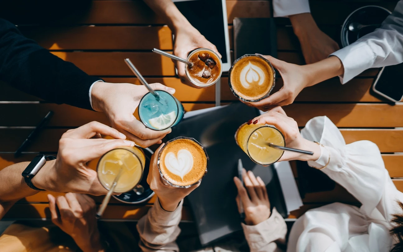 Μήπως πάλιωσε το 'πάμε το βράδυ για ποτό';