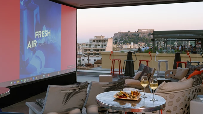 Το θερινό σινεμά στο Fresh Hotel της οδού Αθηνάς 1