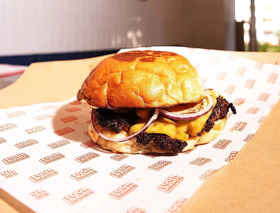 Ένα από τα κορυφαία burgers της Αθήνας ανοίγει (και) στο Κολωνάκι