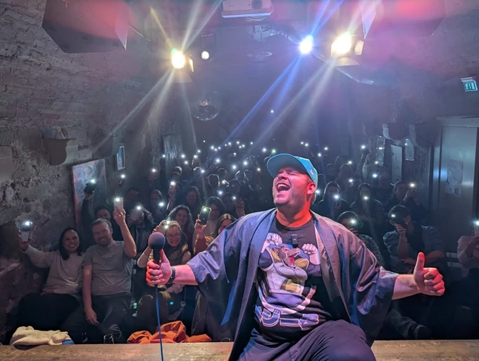 Chadmax - Το Athens English Comedy Club παρουσιάζει την πρώτη Ισπανόφωνη stand up comedy παράσταση στην Ελλάδα